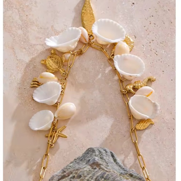 Summer trend adjustable Gold and White Shell Charm Bracelet - Picture 5 of 13